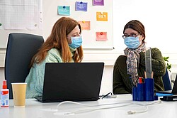 Das Bild zeigt die FSJ-lerin Lea Antoni bei einer Unterhaltung mit Anna Neff. Copyright Pädagogische Hochschule Heidelberg