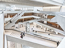 Das Foto zeigt das moderne Treppenhaus der Hochschule. Copyright Pädagogische Hochschule Nordwestschweiz