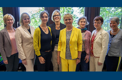Das Foto zeigt ein Gruppenbild der Staatssekretärin Friedlinde Gurr-Hirsch und Fachvertreterinnen der Pädagogischen Hochschulen.