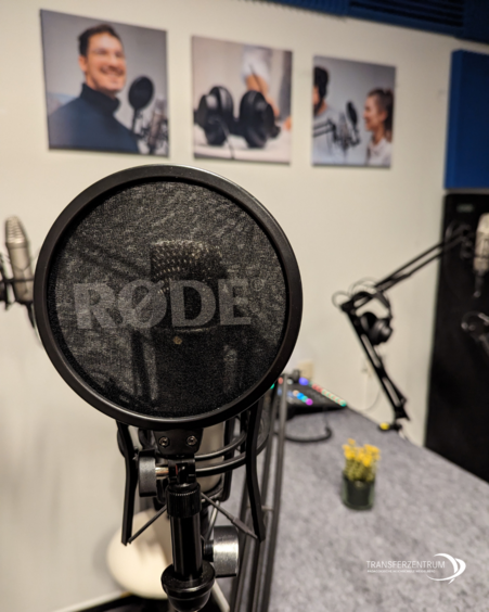 Das Foto zeigt ein Mikrofon im Podcast-Studio