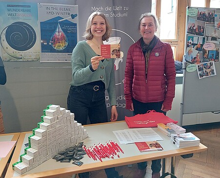 Beatrice Schmidt (links im Bild) und Andrea Brunner (rechts im Bild) stehen am Stand der Sprecherziehung