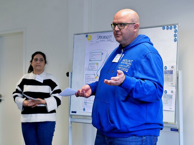 Das Foto zeigt Teilnehmer:innen der Weiterbildung "Qualifizierung zur Fachkraft Sprache und Kommunikation". 