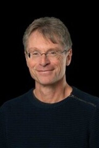 Zu sehen ist ein Protraitfoto von Alumnus Bernhard Edin vor schwarzem Hintegrund.