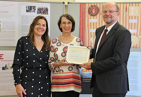 Anja Bast-Schneider, Henrike Schön und Rektor Hans-Werner Huneke. Herr Huneke überreicht Frau Schön die CITE-Gründungsurkunde. Copyright: Pädagogische Hochschule Heidelberg.