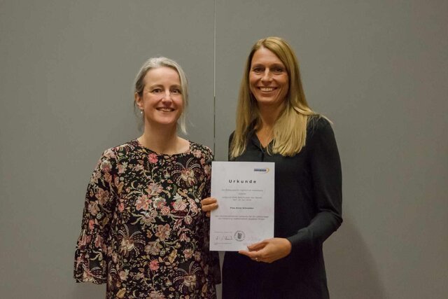 Gruppenbild von Vera Heyl und Anne Schneider.