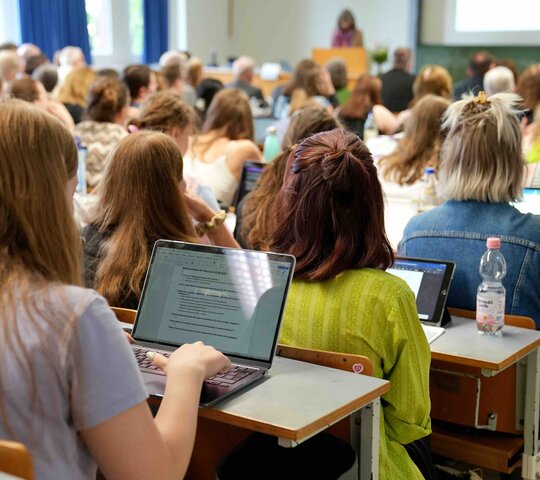 Studierende sitzen im Hörsaal 
