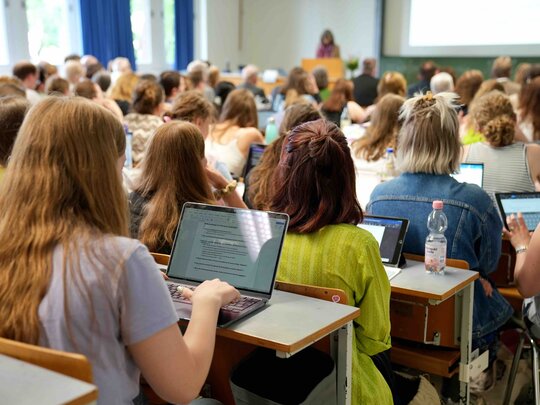 Studierende sitzen im Hörsaal 