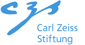 Logo Carl-Zeiss-Stiftung, handschriftliche Initialen "CZS" und ausgeschrieben als "Carl Zeiss Stiftung", blau.