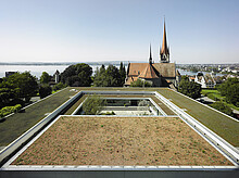 Das Foto zeigt das Dach der Hochschule und die umliegende Landschaft von Zug. Copyright Pädagogische Hochschule Zug