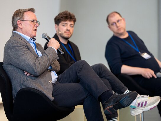 Das Foto zeigt Bodo Ramelow in einer Gesprächsrunde.