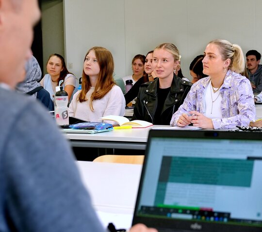 zu sehen sind Studierende in einem Mathe-Seminar