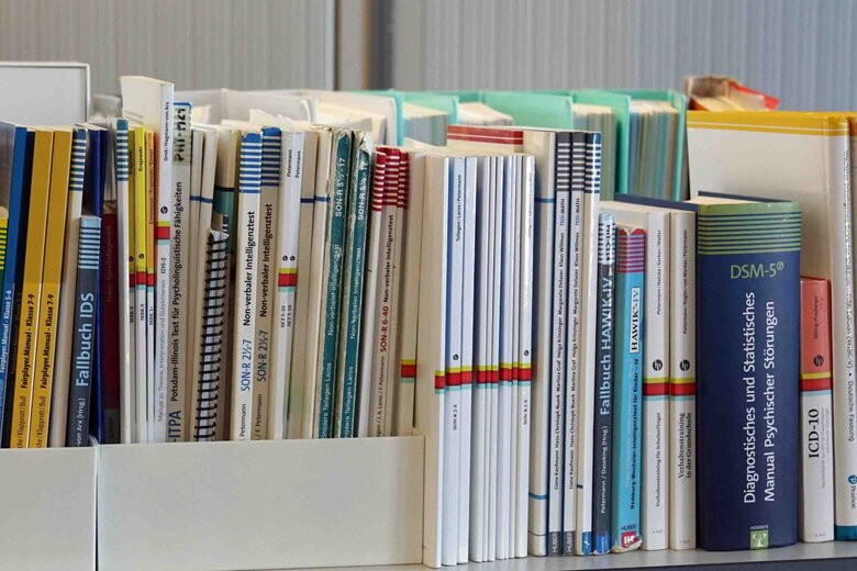 Zu sehen sind Bücher des Bereichs der Psychologie.