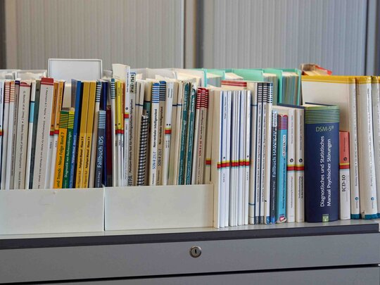 Zu sehen sind Bücher des Bereichs der Psychologie. 