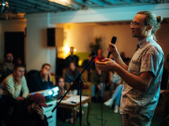 Zu sehen ist der Wissenschaftler Matthias Fischer beim Science Slam der PH Heidelberg 2023.