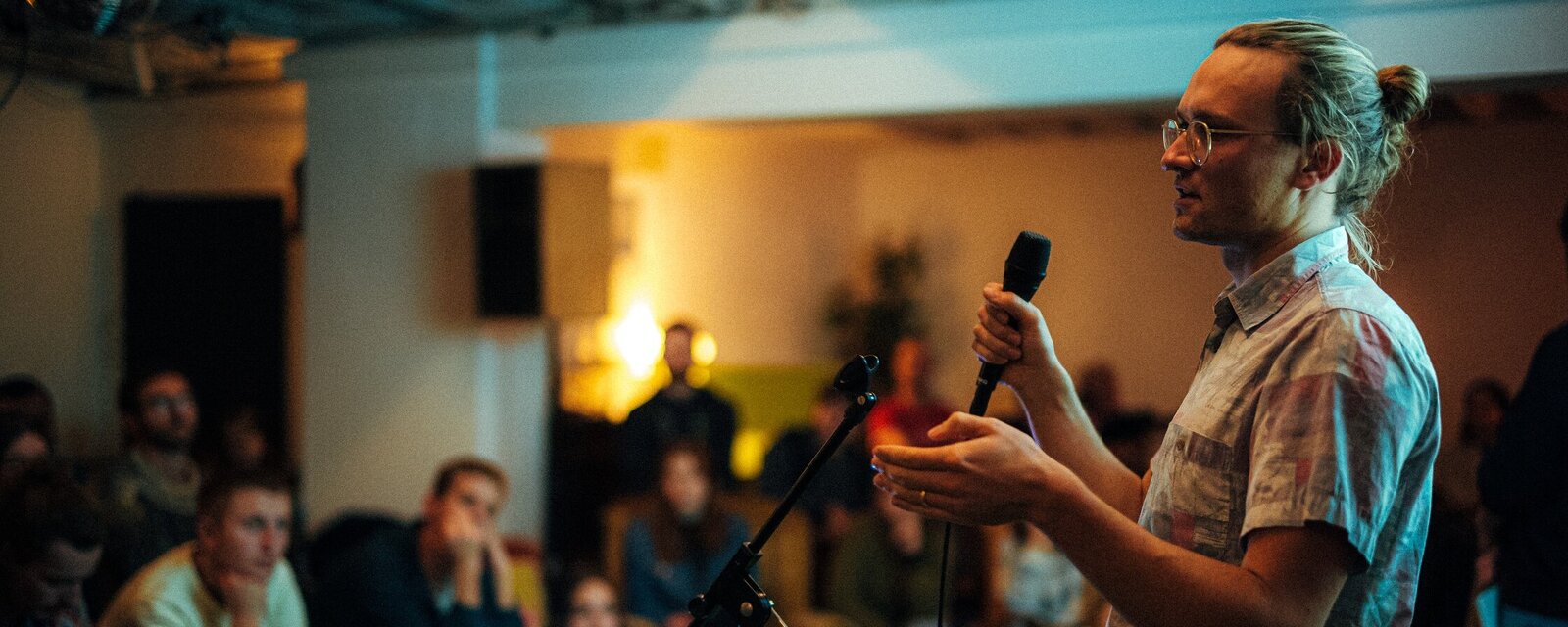 Zu sehen ist der Wissenschaftler Matthias Fischer beim Science Slam der PH Heidelberg 2023.