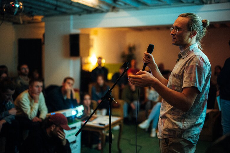 Zu sehen ist der Wissenschaftler Matthias Fischer beim Science Slam der PH Heidelberg 2023.