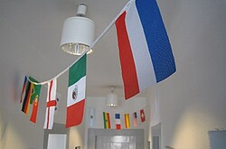 Das Symbolbild zeigt eine Wimpelkette mit Flaggen. Copyright Pädagogische Hochschule Heidelberg.