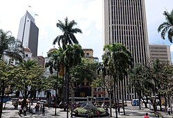 Das Foto zeigt einen Platz mit Hochhäusern und Palmen in Kolumbien.