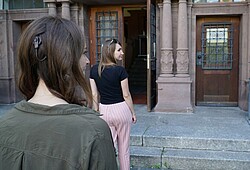 zwei Studentinnen vor dem Haupteingang des Altbaues der PH.
