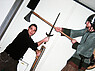 Bild von einer gestellten Kampfszene zwischen dem Housecarl mit der Axt und einem anderen Kämpfer mit Schwert