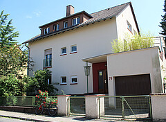 Das Bild zeigt das Hochschulgebäude in der Mozartstraße – Veranstaltungsort des Offenen Cafés.