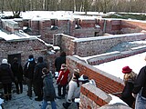 Gruppe durchwandert schneebedeckte Hausruine