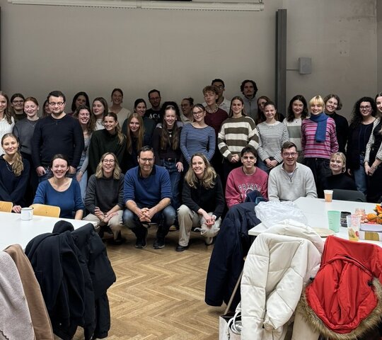 Auf dem Bild sind Studierende und Dozierende zu sehen bei der gemeinsamen Weihnachtsfeier