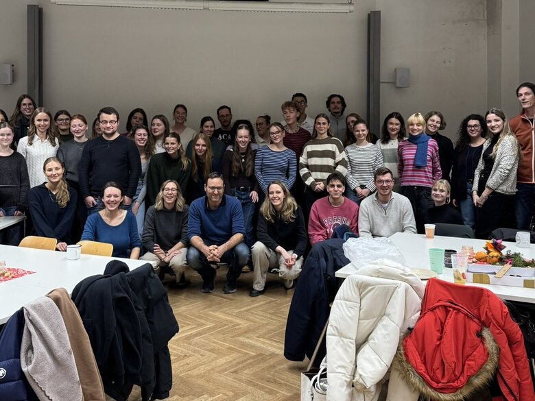 Auf dem Bild sind Studierende und Dozierende zu sehen bei der gemeinsamen Weihnachtsfeier