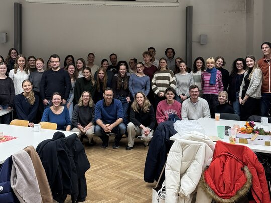 Auf dem Bild sind Studierende und Dozierende zu sehen bei der gemeinsamen Weihnachtsfeier