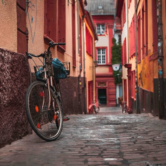 Zu sehen ist ein Fahrrad in einer Gasse.