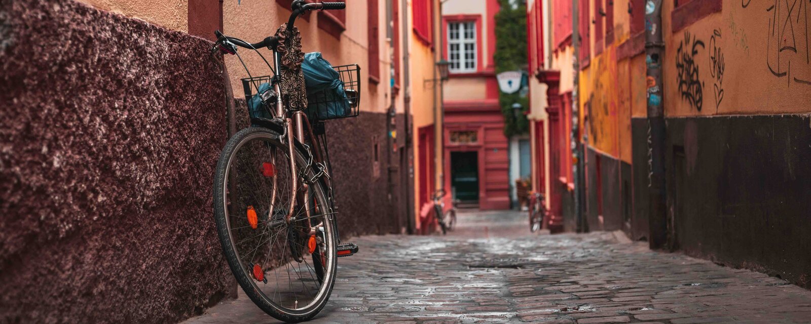 Zu sehen ist ein Fahrrad in einer Gasse.