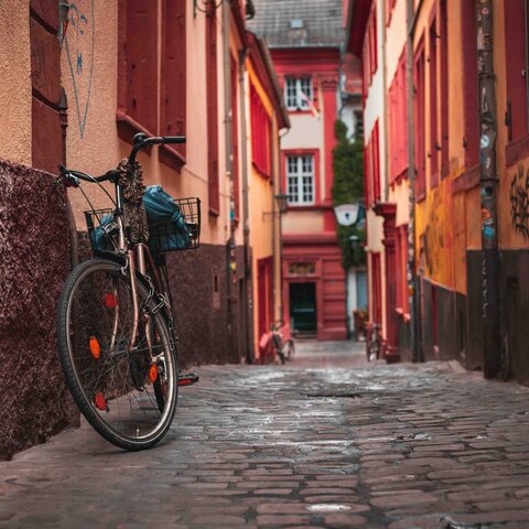 Zu sehen ist ein Fahrrad in der Heidelberger Altstadt, in der viele Studierende ihr zu Hause finden.