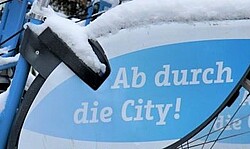 Schild mit Ab durch die City