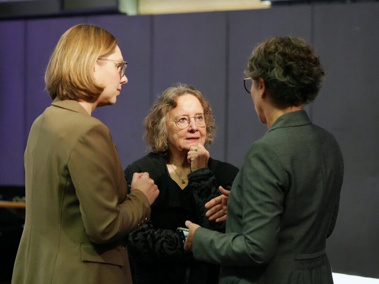 Marita Friese, Rosemarie Tracy und Ulrike Fessler im Gespräch
