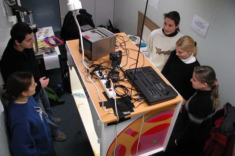Fünf Studenten sitzen im Kreis um die Trickbox