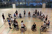 Rollstuhlfahrer:innen in der Sporthalle