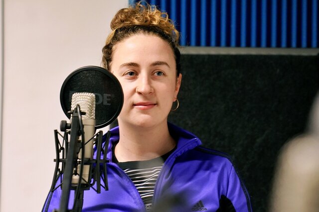 Zu sehen ist Elisabeth Schönhals im Podcast-Studio der PH Heidelberg.