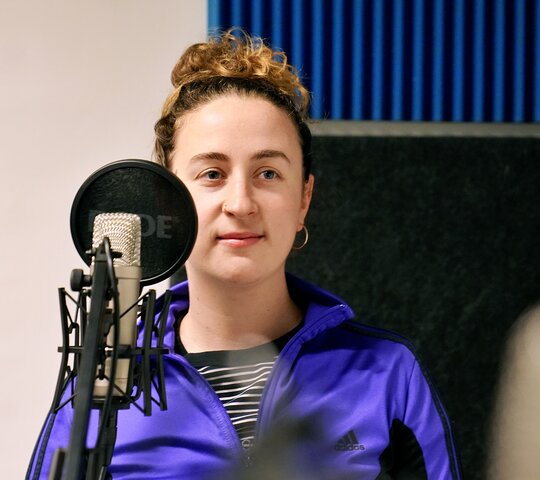 Zu sehen ist Elisabeth Schönhals im Podcast-Studio der PH Heidelberg.