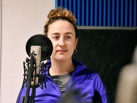 Zu sehen ist Elisabeth Schönhals im Podcast-Studio der PH Heidelberg.
