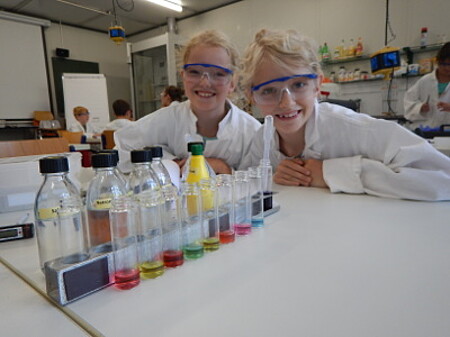 Kinder beim Experimentieren