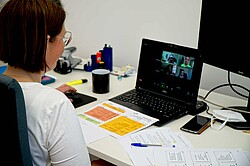 Das Symbolbild zeigt eine Person vor einem Laptop sitzend. Copyright Pädagogische Hochschule Heidelberg