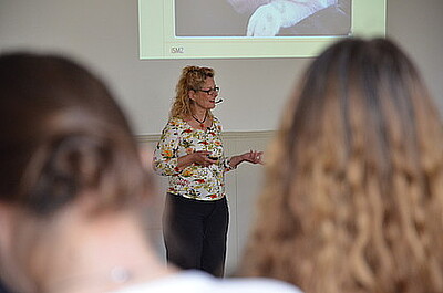 Dr. Maja Storch beim Embodiment-Vortrag