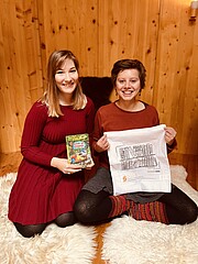 Laura Schuster Camposecco und Lotte Schlarb mit dem Kinderbuch "Gefahr am Amazonas" und dem Poster der DGSS