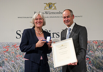 Die Überreichung der Medaille an Prof. Dr. Barbara Methfessel durch Minister Rudolf Köberle.