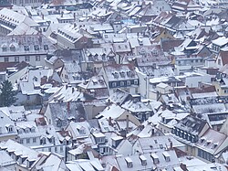 Dächer vom verschneiten Heidelberg.