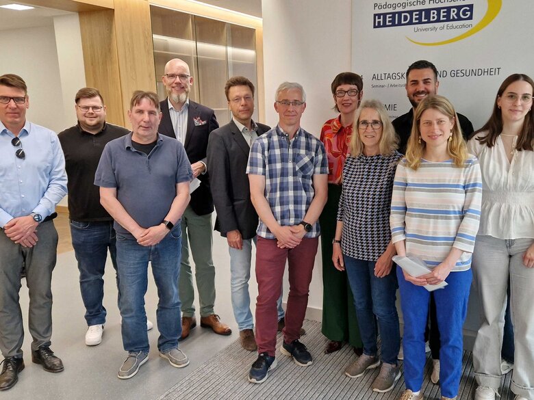 Gruppenfoto von Vertreter:innen der PHHD und des Amts Vermögen und Bau bei der Übergabe des neuen C-Bau