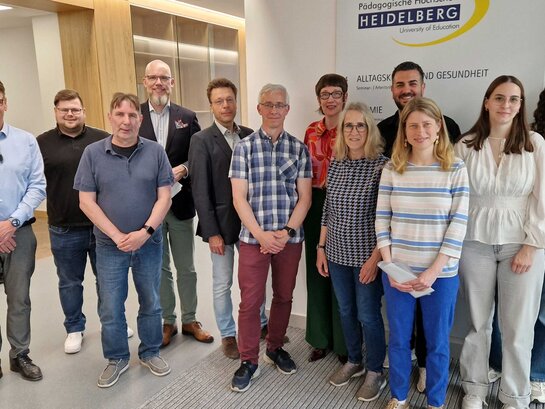 Gruppenfoto von Vertreter:innen der PHHD und des Amts Vermögen und Bau bei der Übergabe des neuen C-Bau