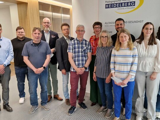 Gruppenfoto von Vertreter:innen der PHHD und des Amts Vermögen und Bau bei der Übergabe des neuen C-Bau