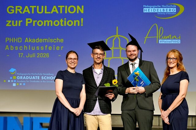 Zu sehen sind die Prof. Dr.in Marita Friesen (Prorektorin), die Promovierten Markus Knöpfel & Johannes Maximilian Nießen sowie Dr. Nicole Flindt (Leitung Graduate School) von links nach rechts