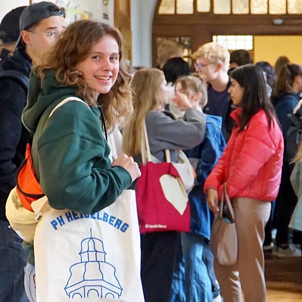 Studentin steht im Flur der Alten PH.